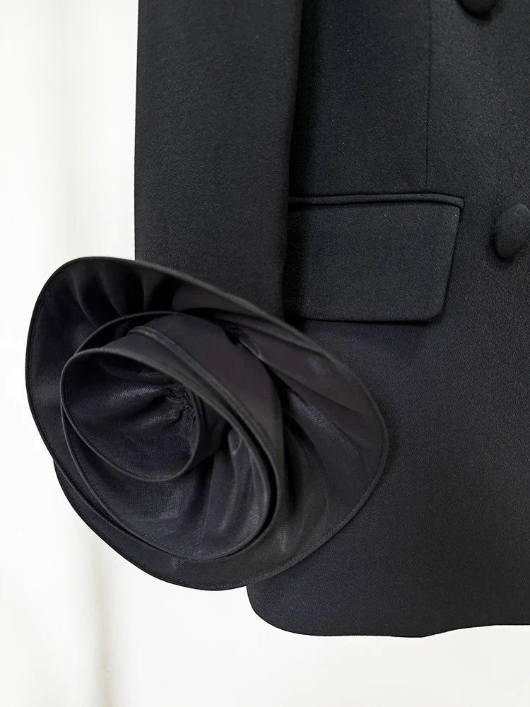 Blazer com Aplicações de Flores e Abotoamento Duplo: Elegância Estruturada