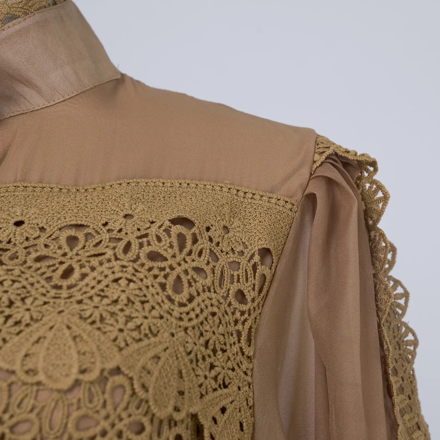 Valentina | Vestido Longo em Renda Artesanal com Aplicação de Pérolas