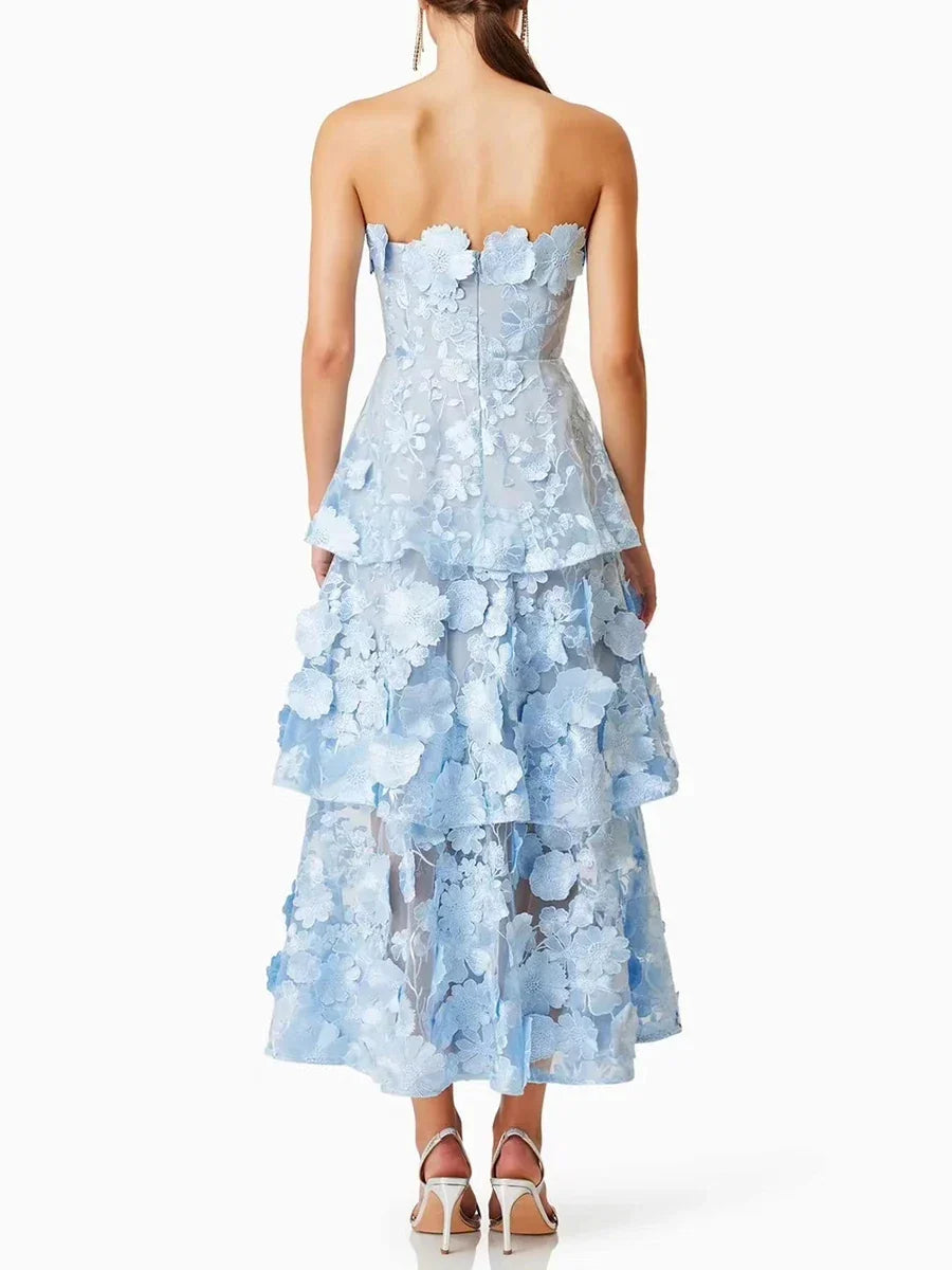 Vestido em Camadas de Alta Alfaiataria com Aplique Chic e Cintura Alta