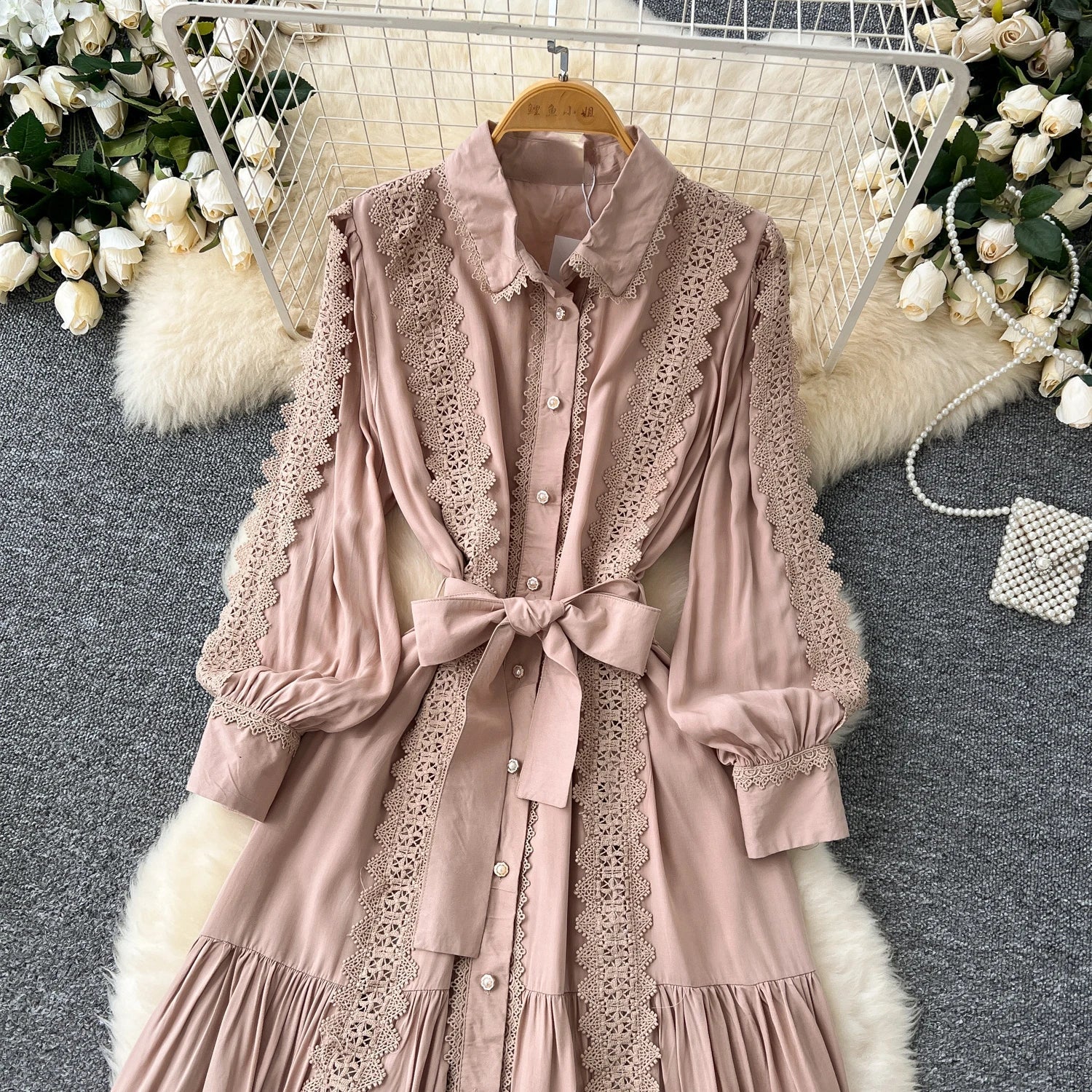 Mariana | Vestido Longo em Renda Patchwork com Botões e Cintura Ajustável