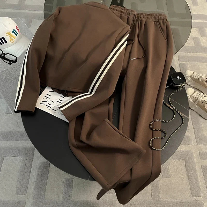 Conjunto Esportivo com Jaqueta Listrada e Calça Pantalona