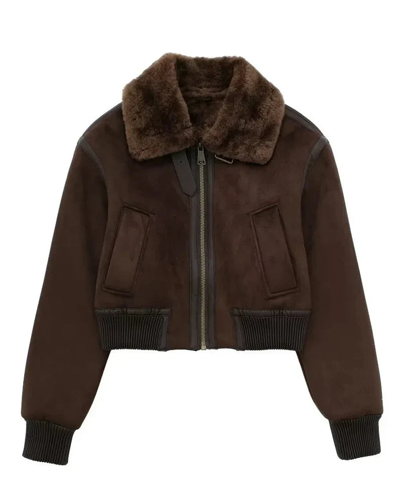 Brunna | Jaqueta Cropped em Camurça Marrom com Gola de Pelagem