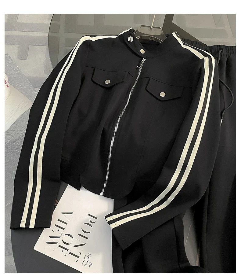 Conjunto Esportivo com Jaqueta Listrada e Calça Pantalona