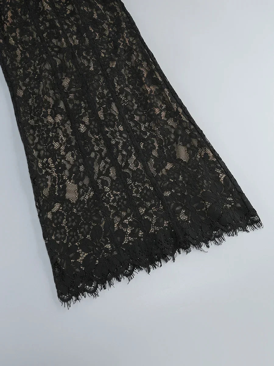 Vestido Longo Escultural com Decote Quadrado e Renda Nobre
