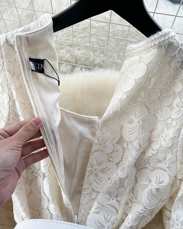 Beatriz | Vestido Longo em Renda com Gola Quadrada e Saia Franzida