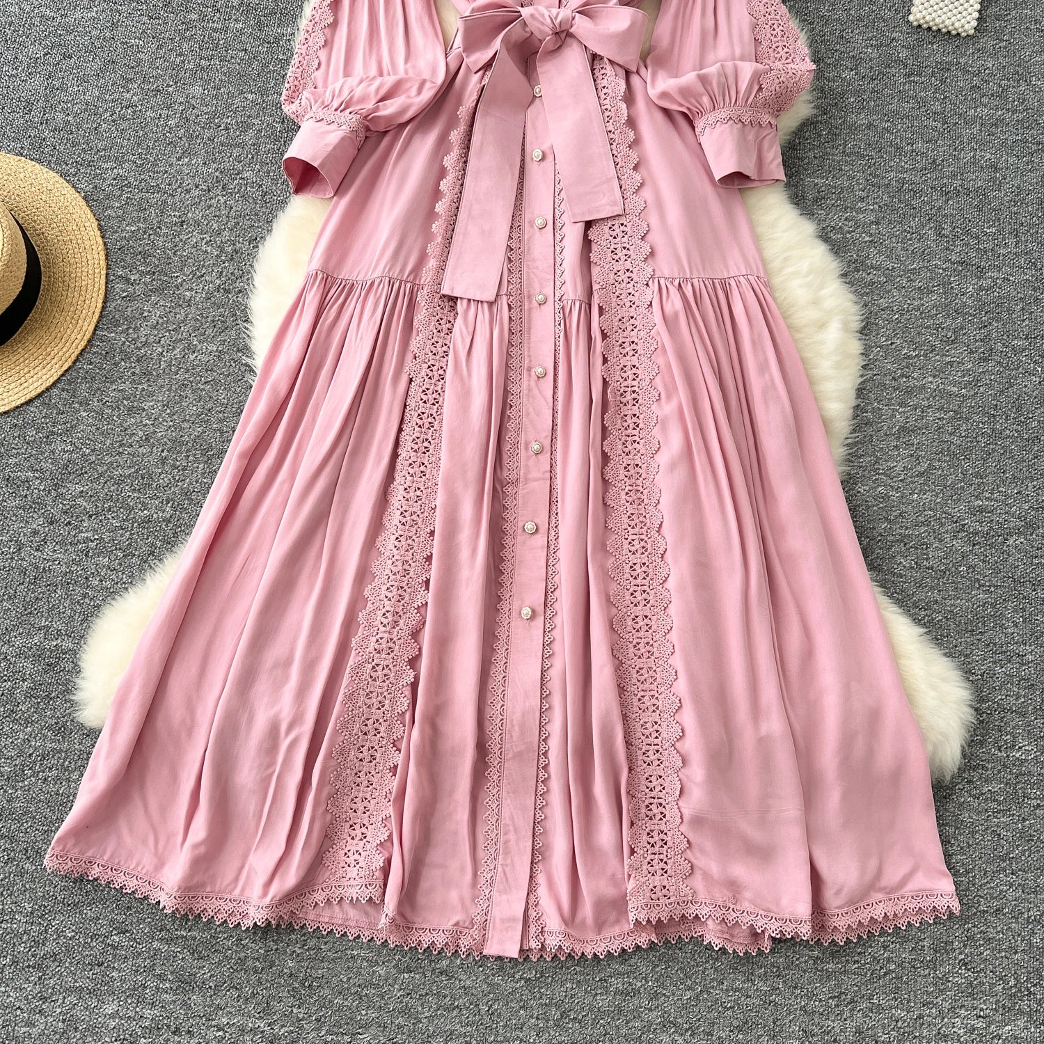 Mariana | Vestido Longo em Renda Patchwork com Botões e Cintura Ajustável