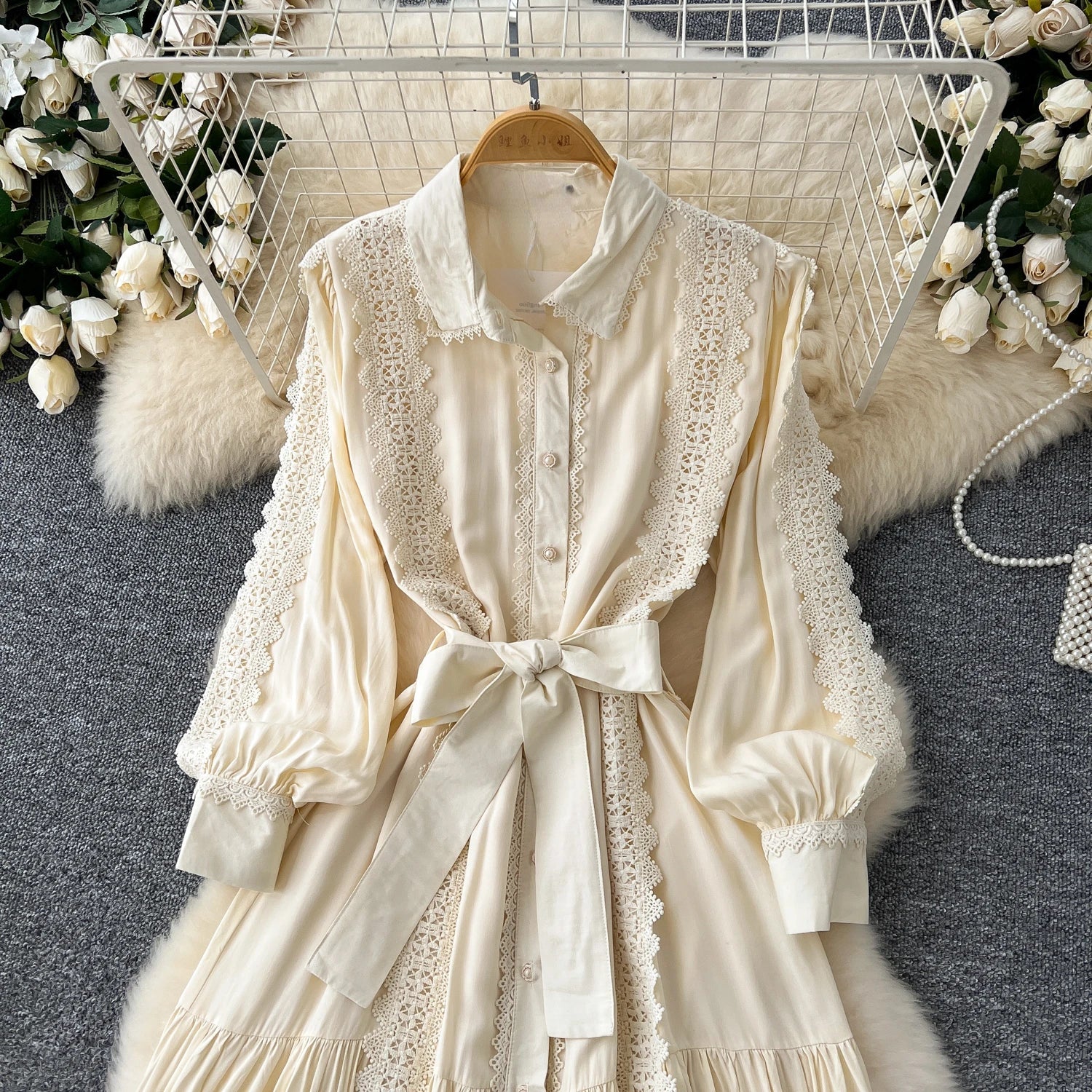Mariana | Vestido Longo em Renda Patchwork com Botões e Cintura Ajustável