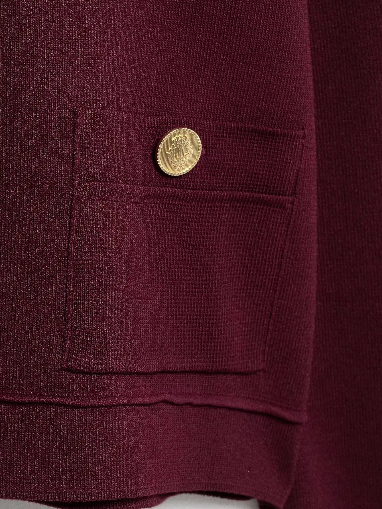 Conjunto Luxo Vermelho em Malha de Alta Densidade – Cardigã e Saia