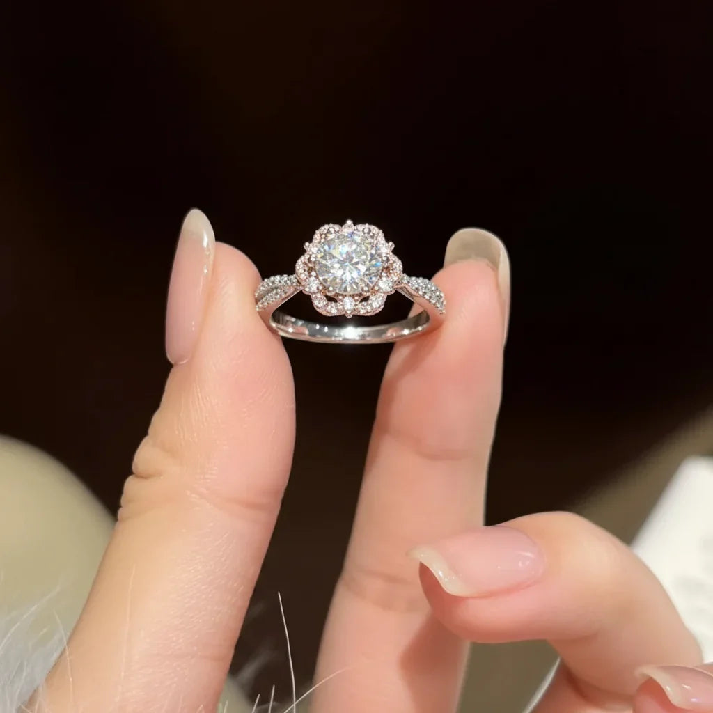 Anel Solitário Moissanite Contorno Rosa Duplo Cravejado