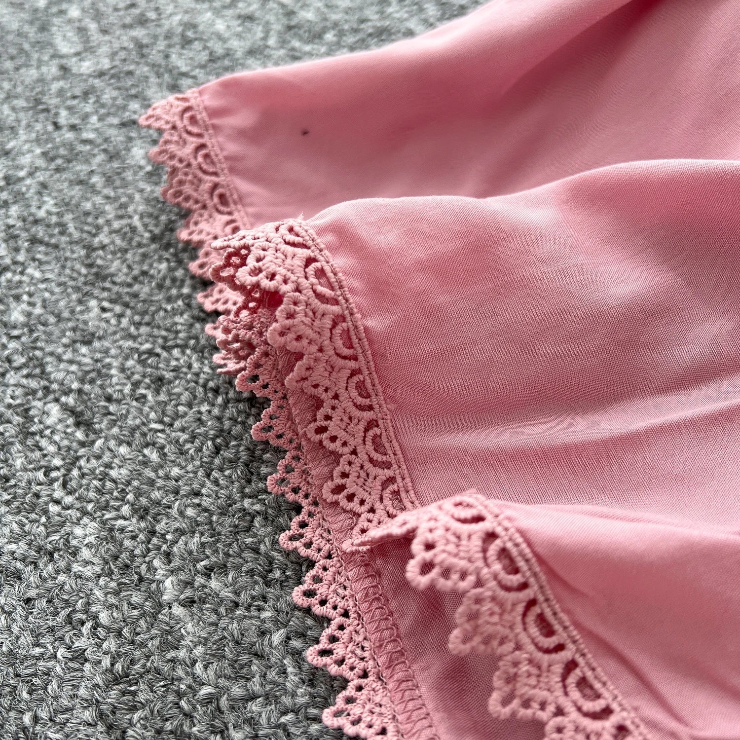 Mariana | Vestido Longo em Renda Patchwork com Botões e Cintura Ajustável