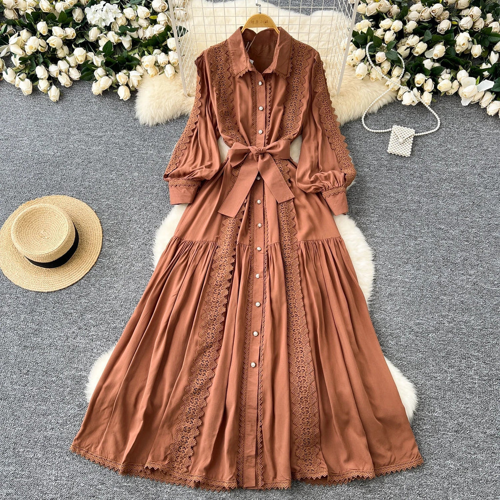 Mariana | Vestido Longo em Renda Patchwork com Botões e Cintura Ajustável