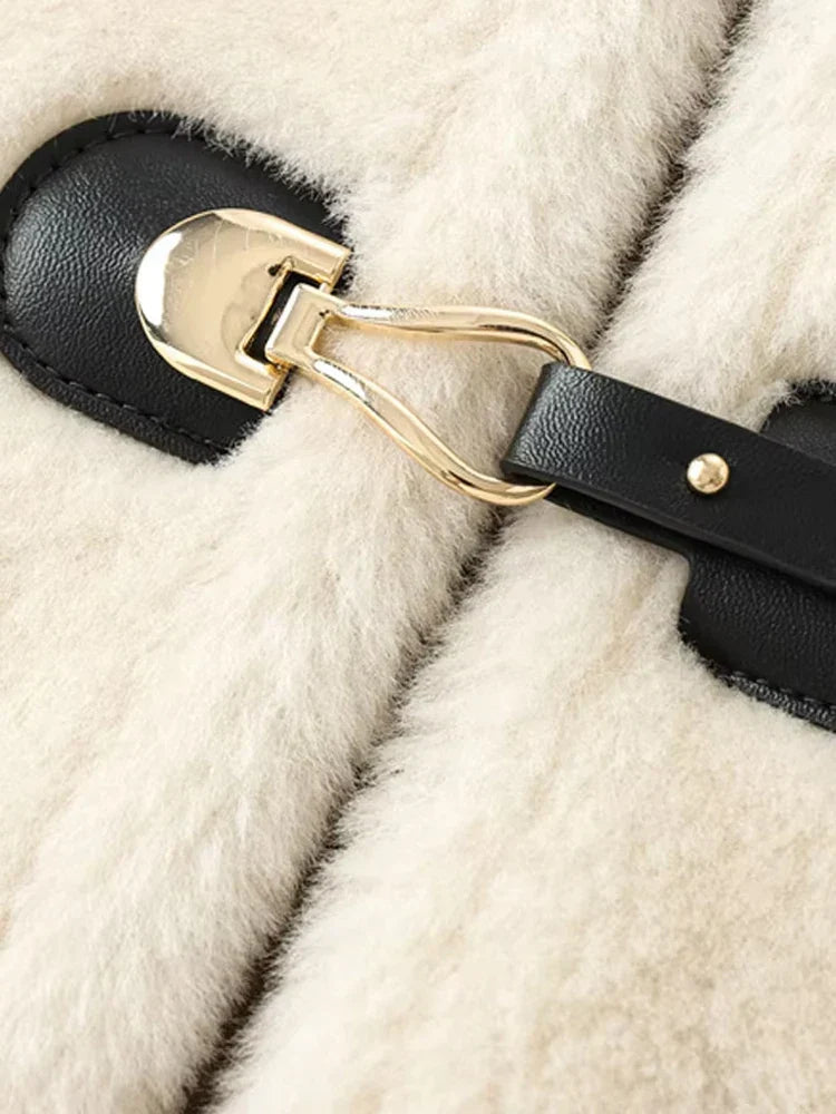 Berenice | Casaco Cropped em Shearling Bege com Fechamento em Toggles