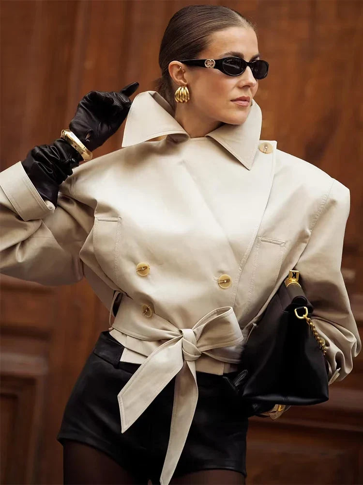 Casaco Escultural Estilo Trench Coat com Abotoamento Cruzado e Cinto