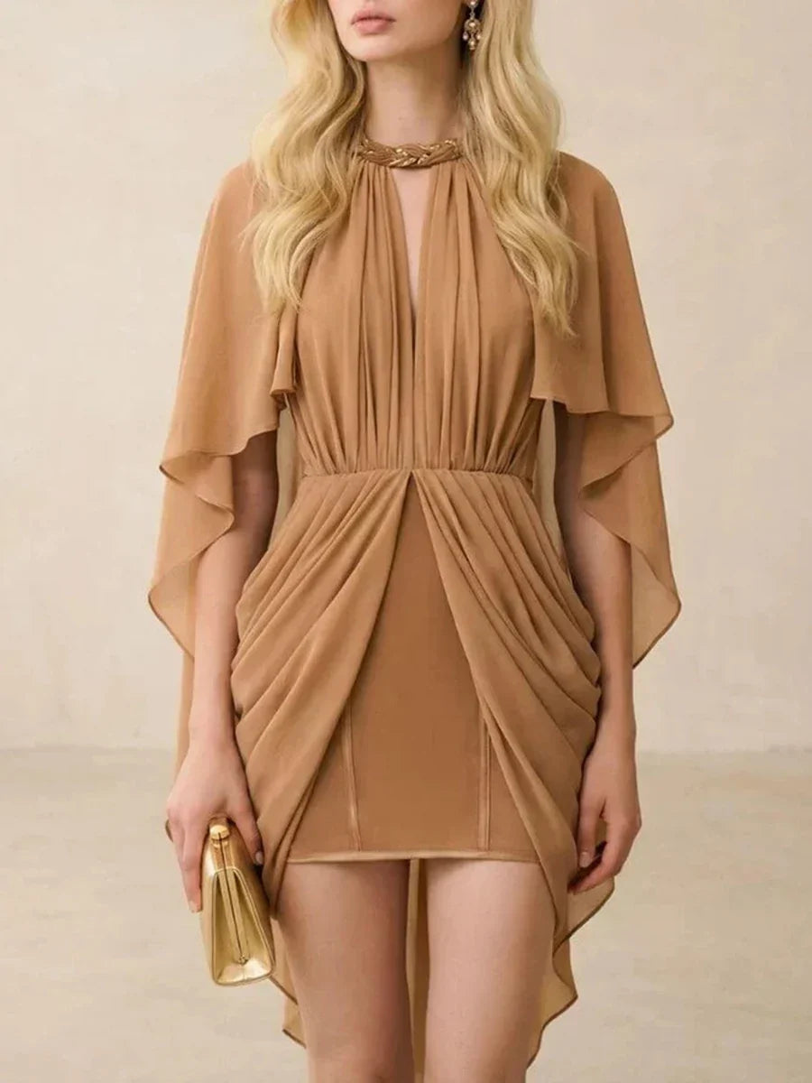 Vestido Curto com Capa Fluida Cintura Marcada