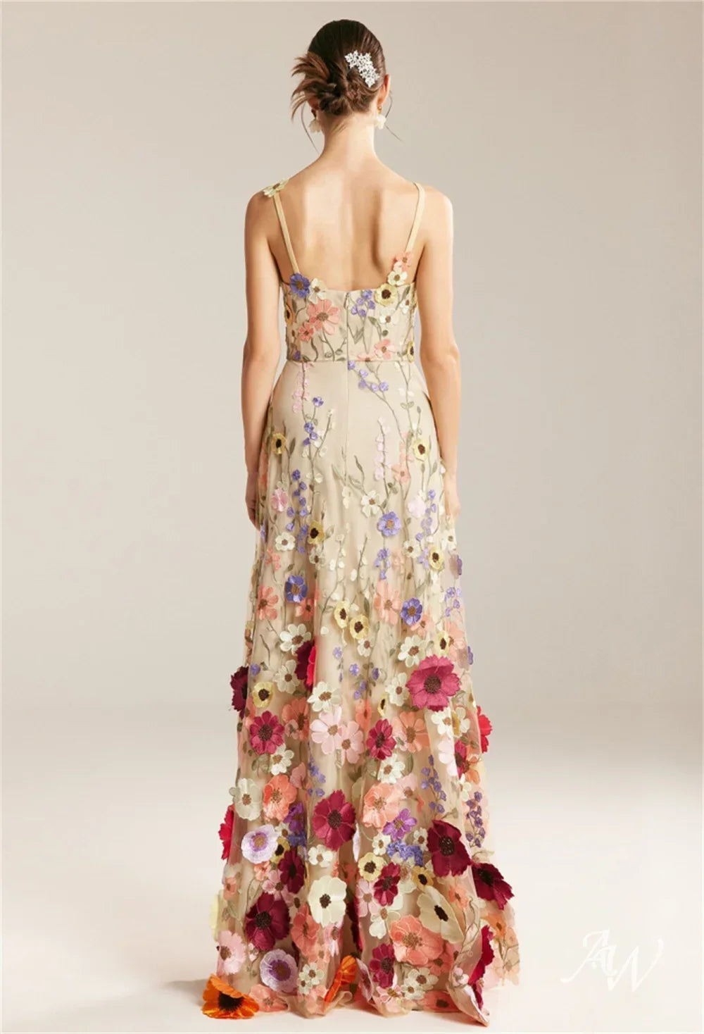 Vestido Longo em Tule com Bordado Floral à Mão e Alças Delicadas