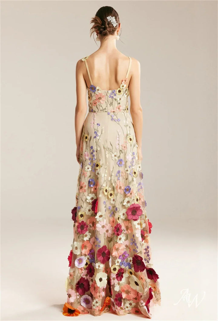 Vestido Longo em Tule com Bordado Floral à Mão e Alças Delicadas