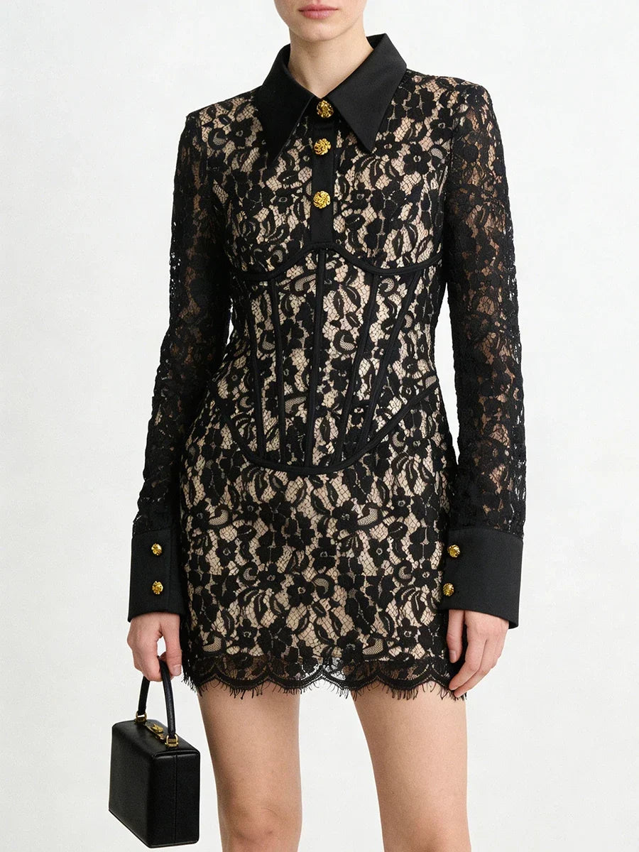 Vestido Curto Renda, Cintura Alta e Modelagem Modeladora com Gola