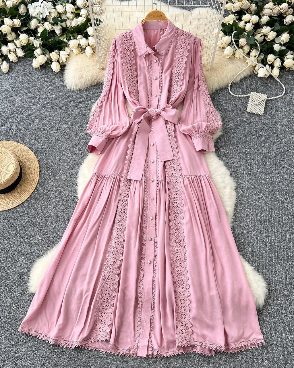 Mariana | Vestido Longo em Renda Patchwork com Botões e Cintura Ajustável