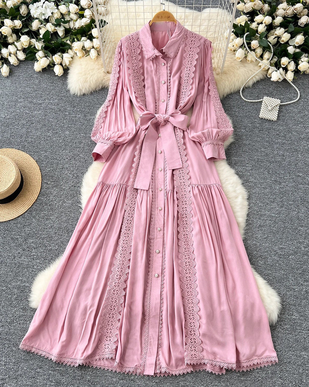 Mariana | Vestido Longo em Renda Patchwork com Botões e Cintura Ajustável