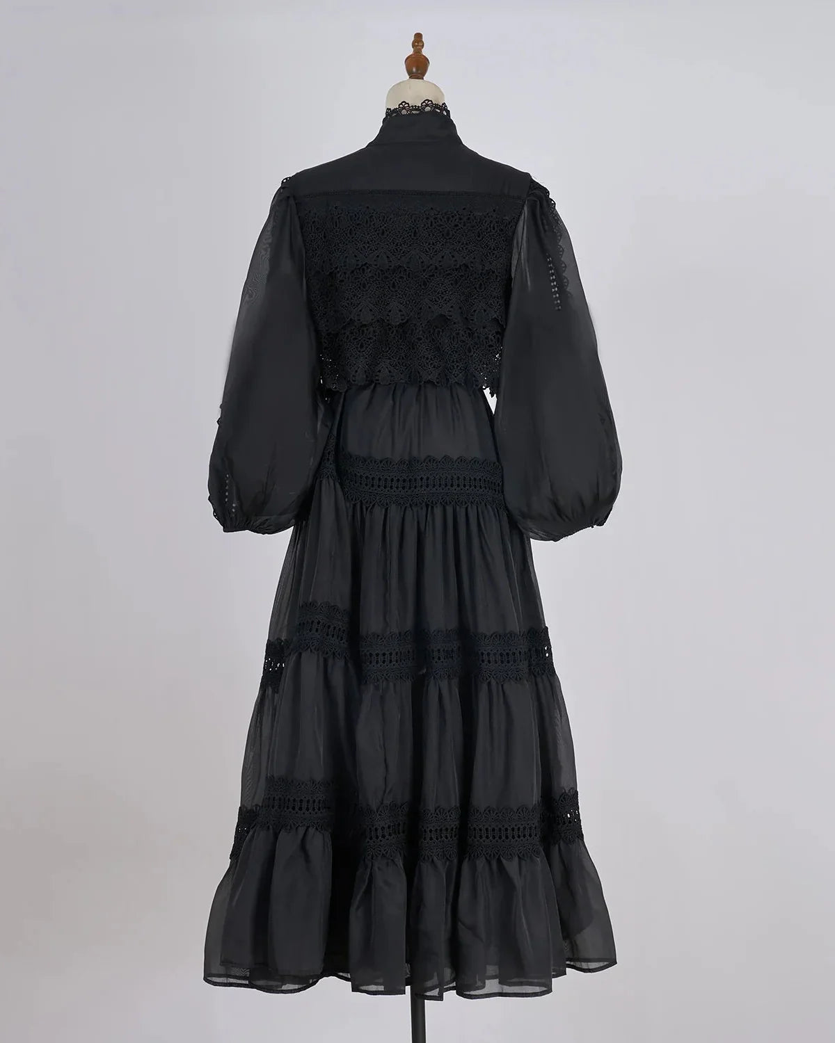 Valentina | Vestido Longo em Renda Artesanal com Aplicação de Pérolas