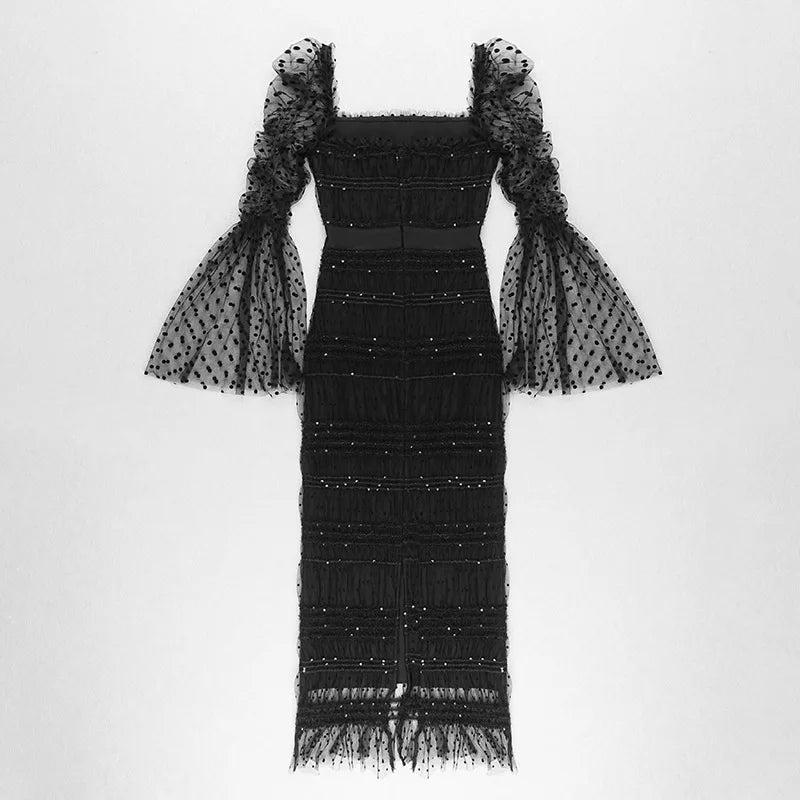 Vestido Longo Preto com Tule Translúcido, Decote Quadrado, Mangas Amplas e Cintura Marcada