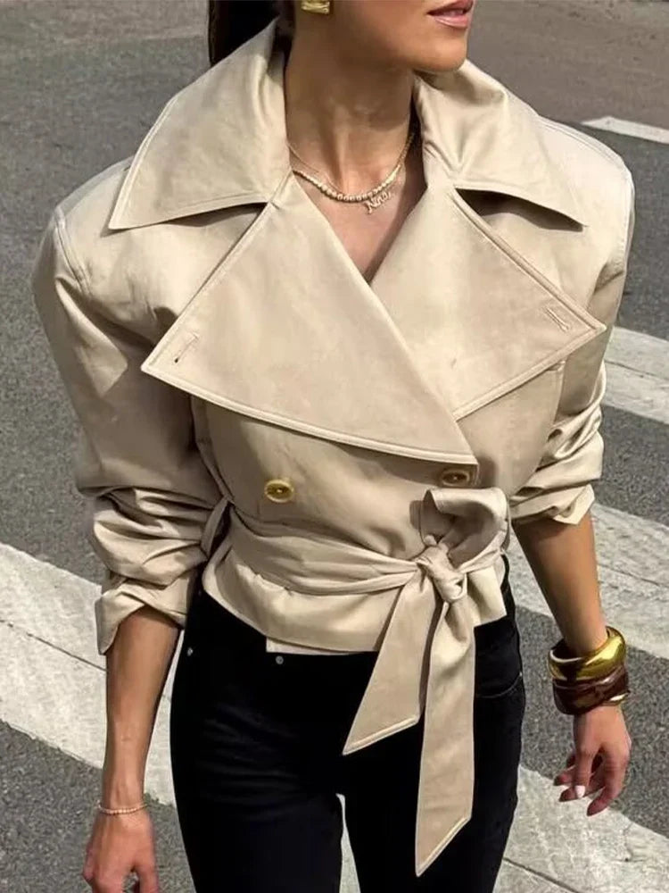 Casaco Escultural Estilo Trench Coat com Abotoamento Cruzado e Cinto