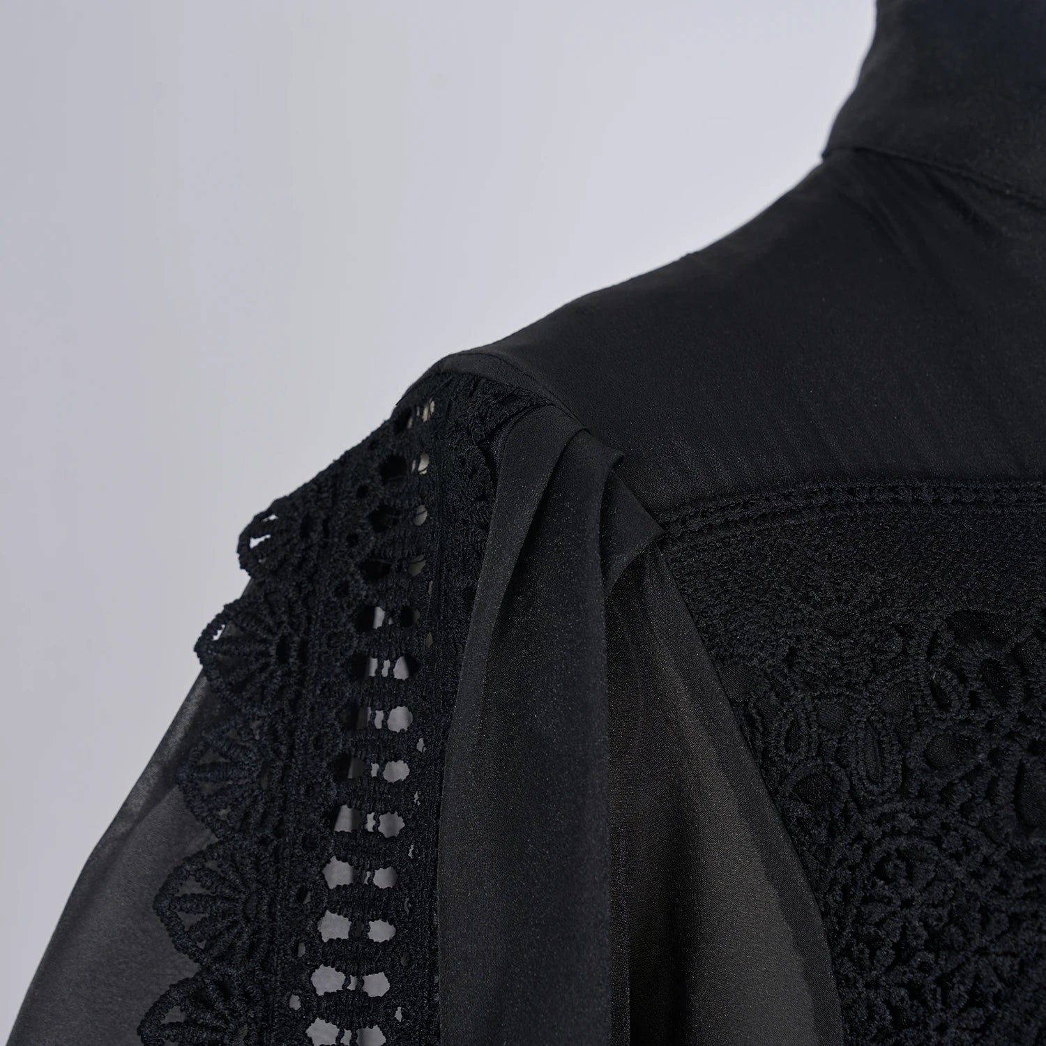 Valentina | Vestido Longo em Renda Artesanal com Aplicação de Pérolas
