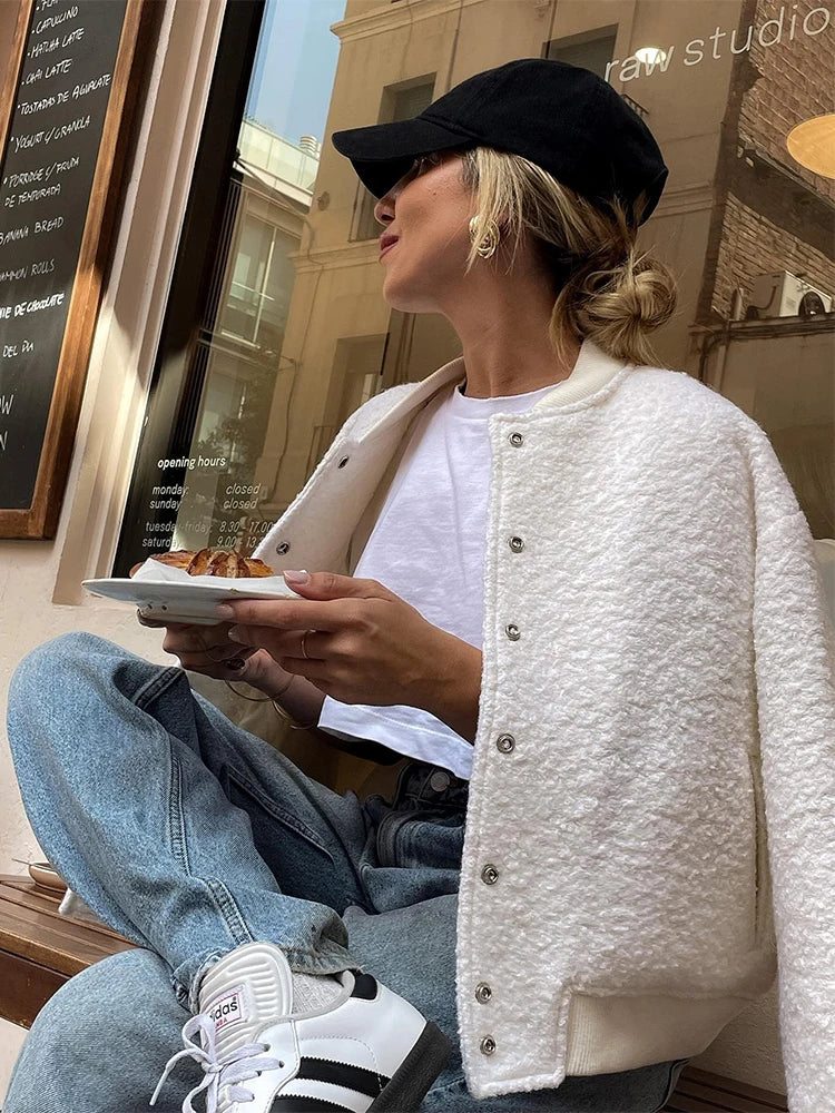 Jaqueta Bomber Minimalista com Textura Tridimensional