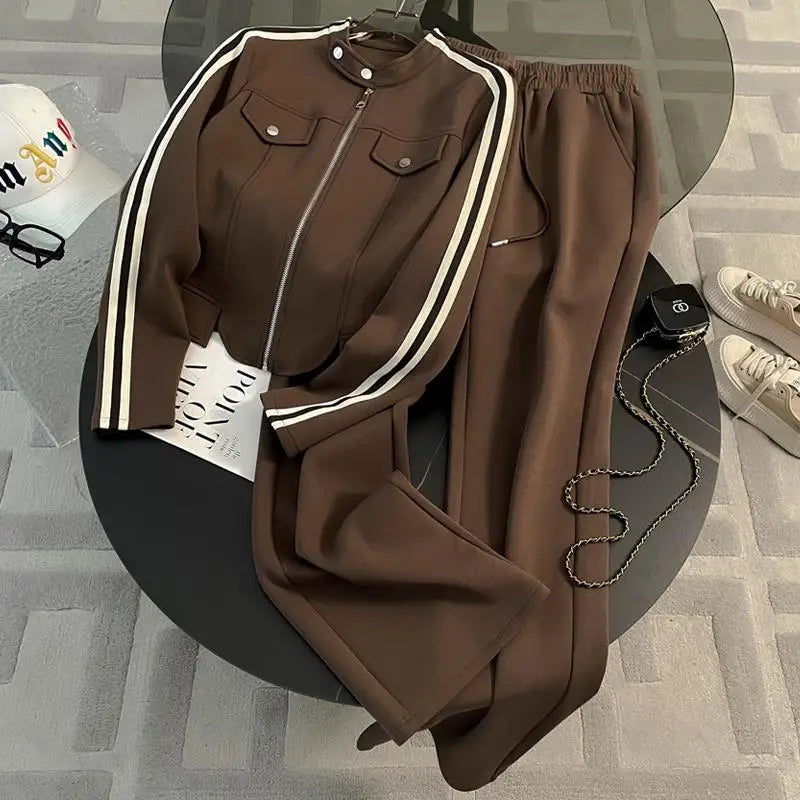 Conjunto Esportivo com Jaqueta Listrada e Calça Pantalona