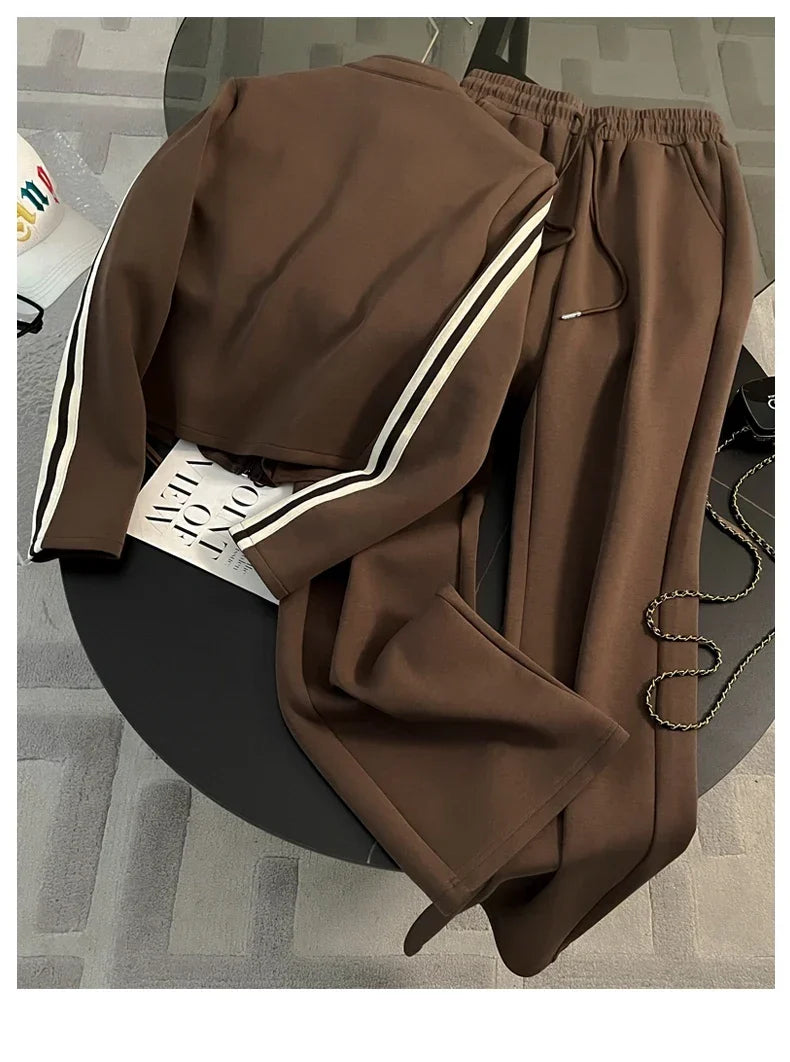 Conjunto Esportivo com Jaqueta Listrada e Calça Pantalona