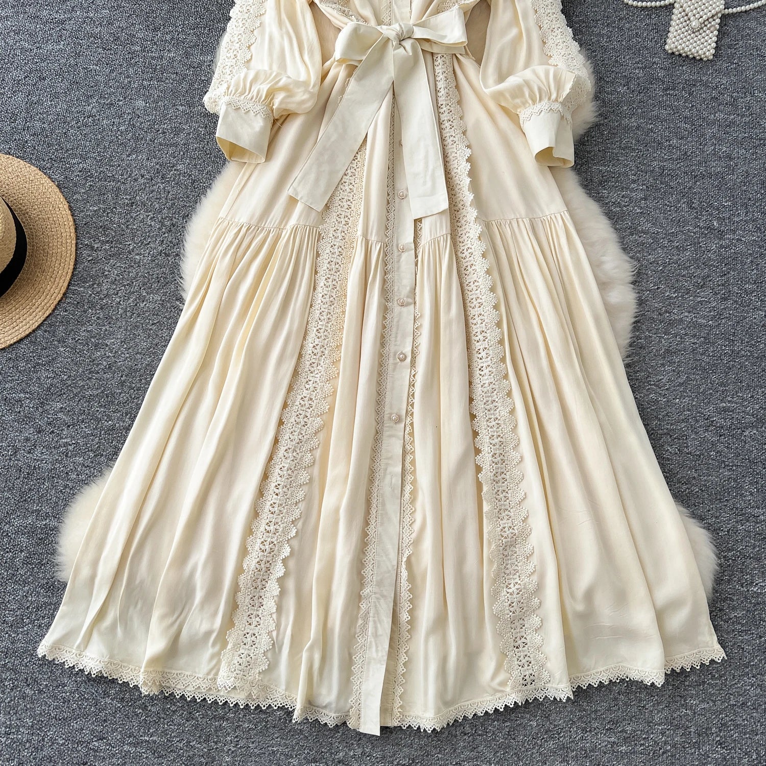 Mariana | Vestido Longo em Renda Patchwork com Botões e Cintura Ajustável