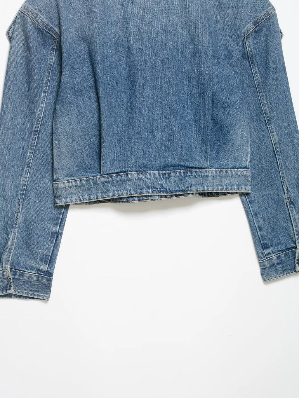 Jaqueta Curta Escultural em Denim com Silhueta Ampla e Fechamento em Zíper