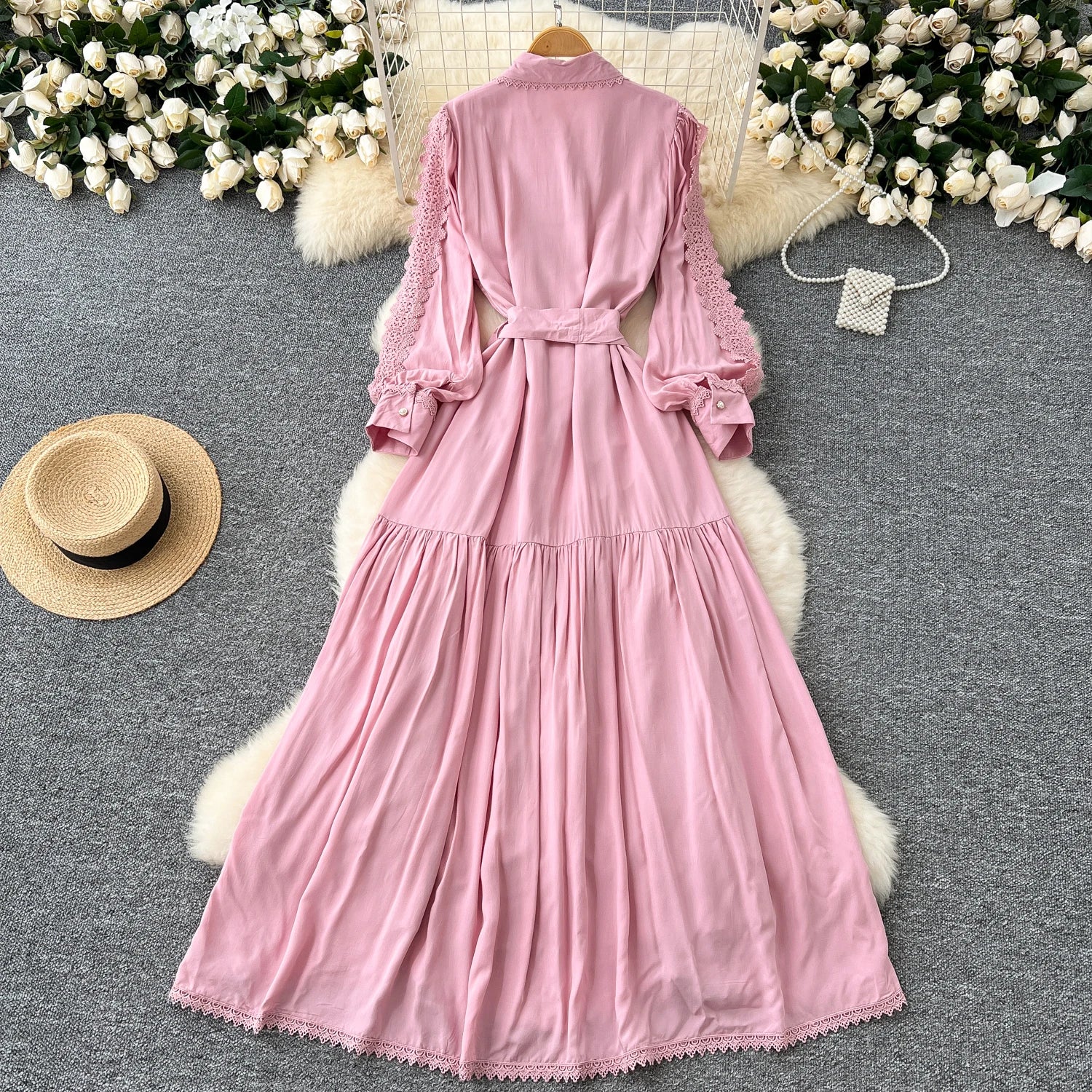 Mariana | Vestido Longo em Renda Patchwork com Botões e Cintura Ajustável