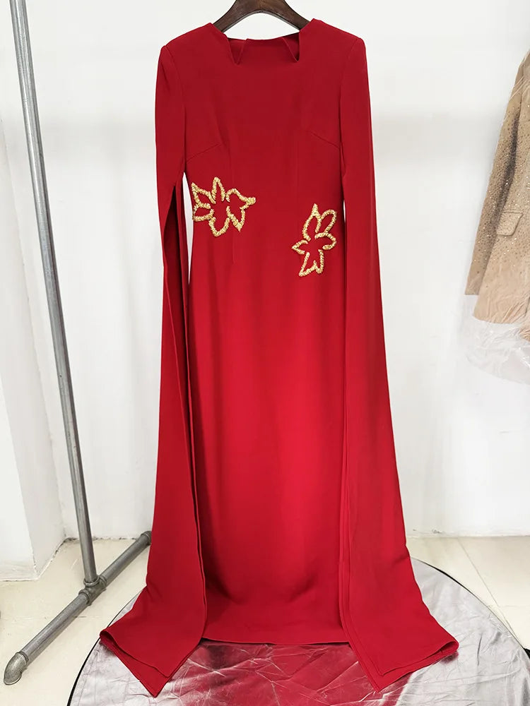 Vestido Longo de Luxo com Capa e Detalhes Reluzentes