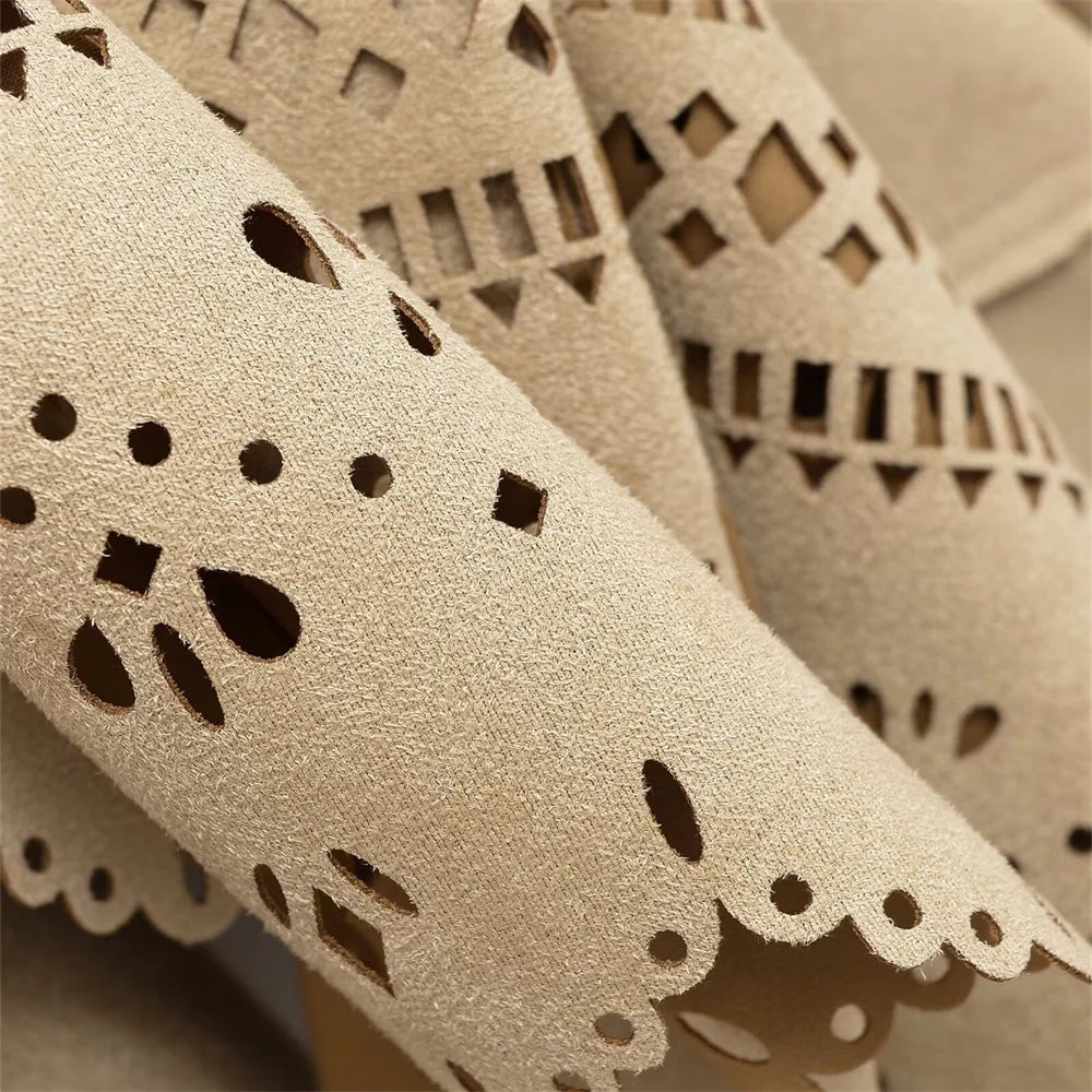 Dandara | Casaco Cropped Bege com Detalhes Vazados e Design Autoral