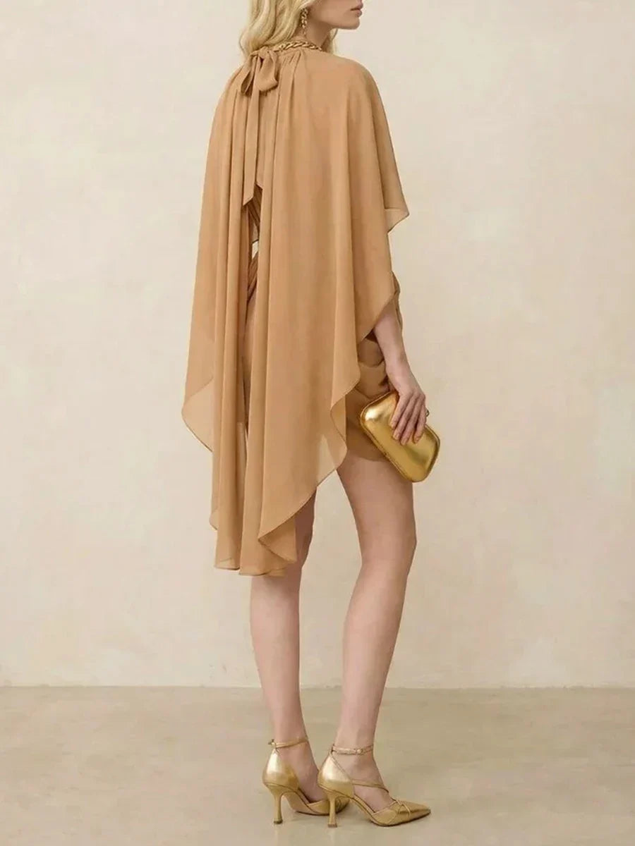 Vestido Curto com Capa Fluida Cintura Marcada