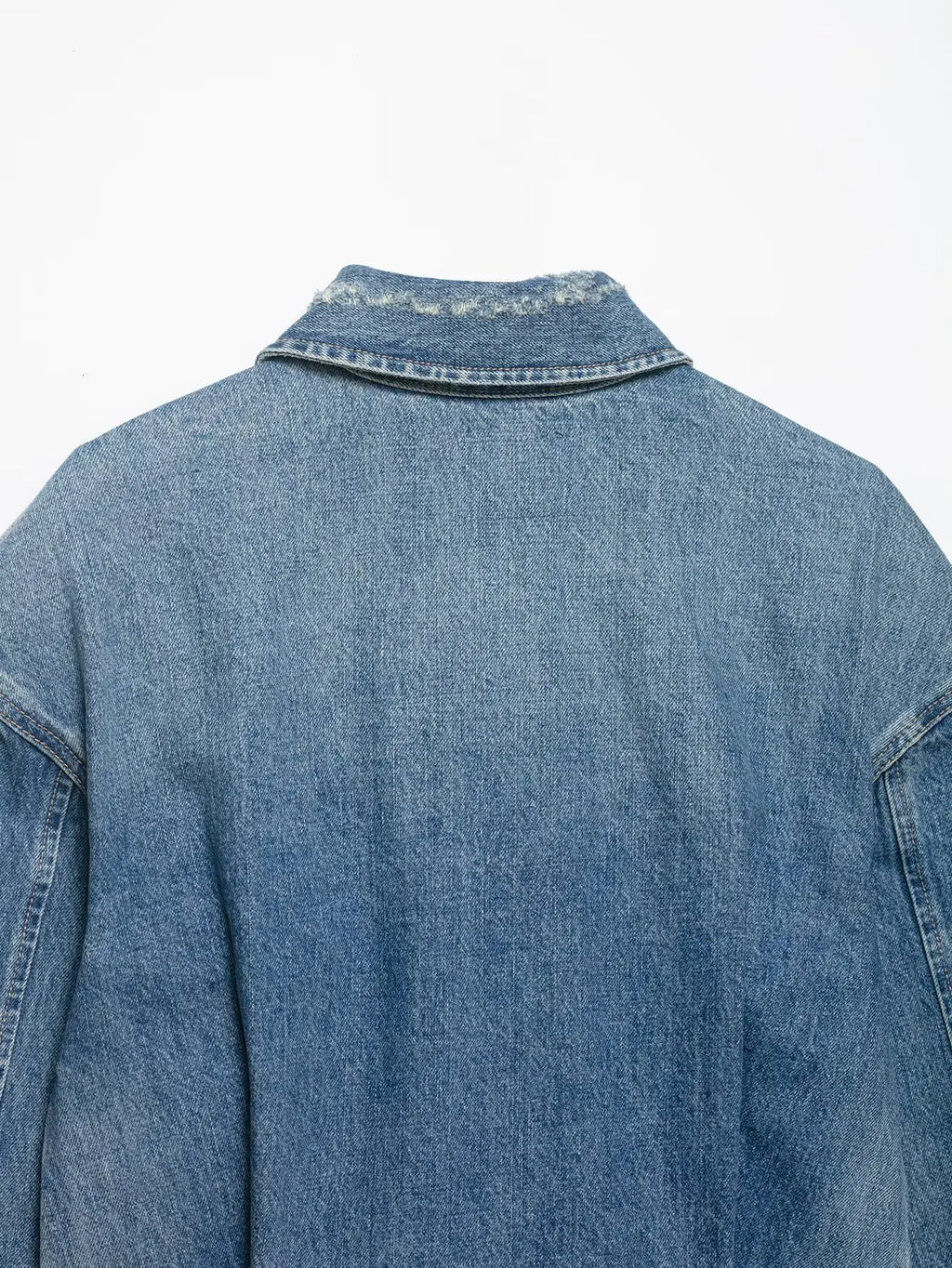Jaqueta Curta Escultural em Denim com Silhueta Ampla e Fechamento em Zíper