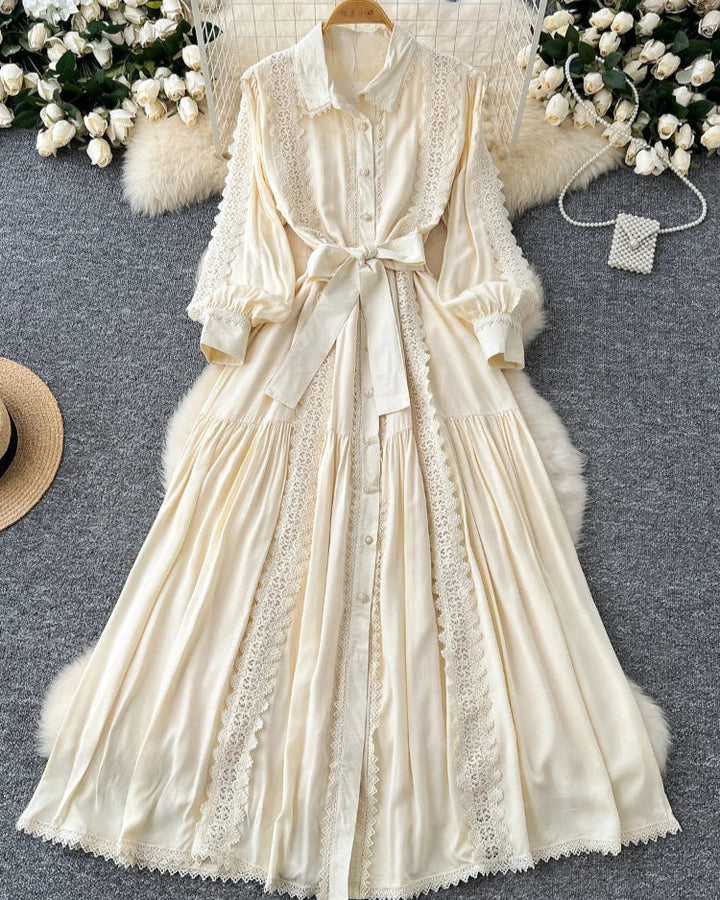Mariana | Vestido Longo em Renda Patchwork com Botões e Cintura Ajustável