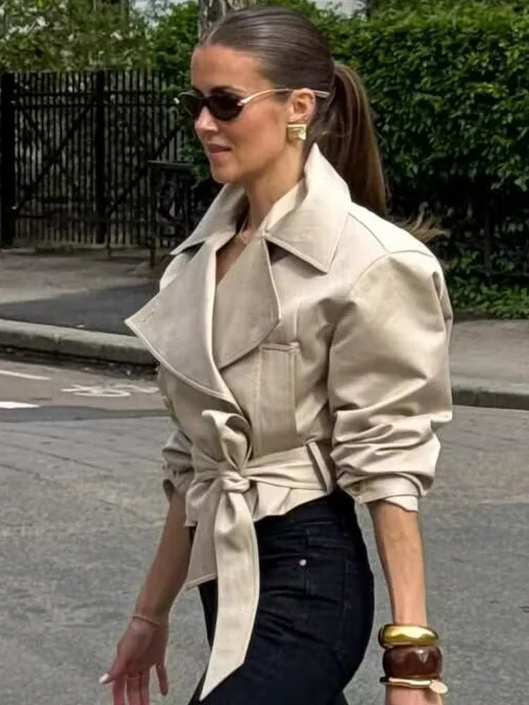 Casaco Escultural Estilo Trench Coat com Abotoamento Cruzado e Cinto