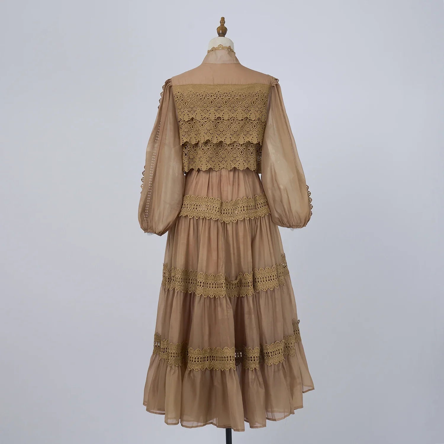 Valentina | Vestido Longo em Renda Artesanal com Aplicação de Pérolas