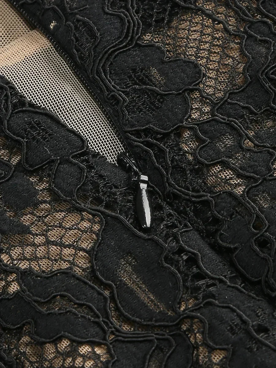 Vestido Longo Escultural com Decote Quadrado e Renda Nobre
