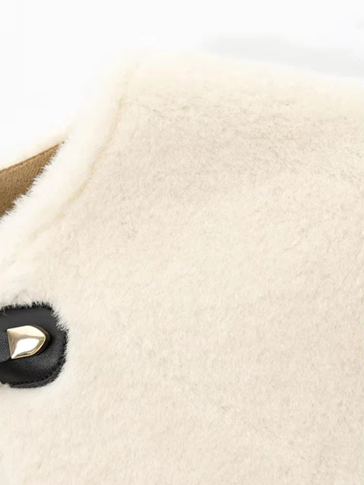 Berenice | Casaco Cropped em Shearling Bege com Fechamento em Toggles