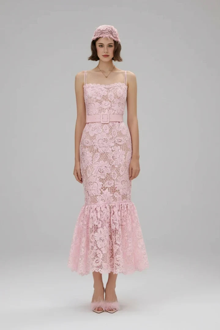 Vestido Longo Sereia em Renda com Recortes Vazados e Alças Delicadas