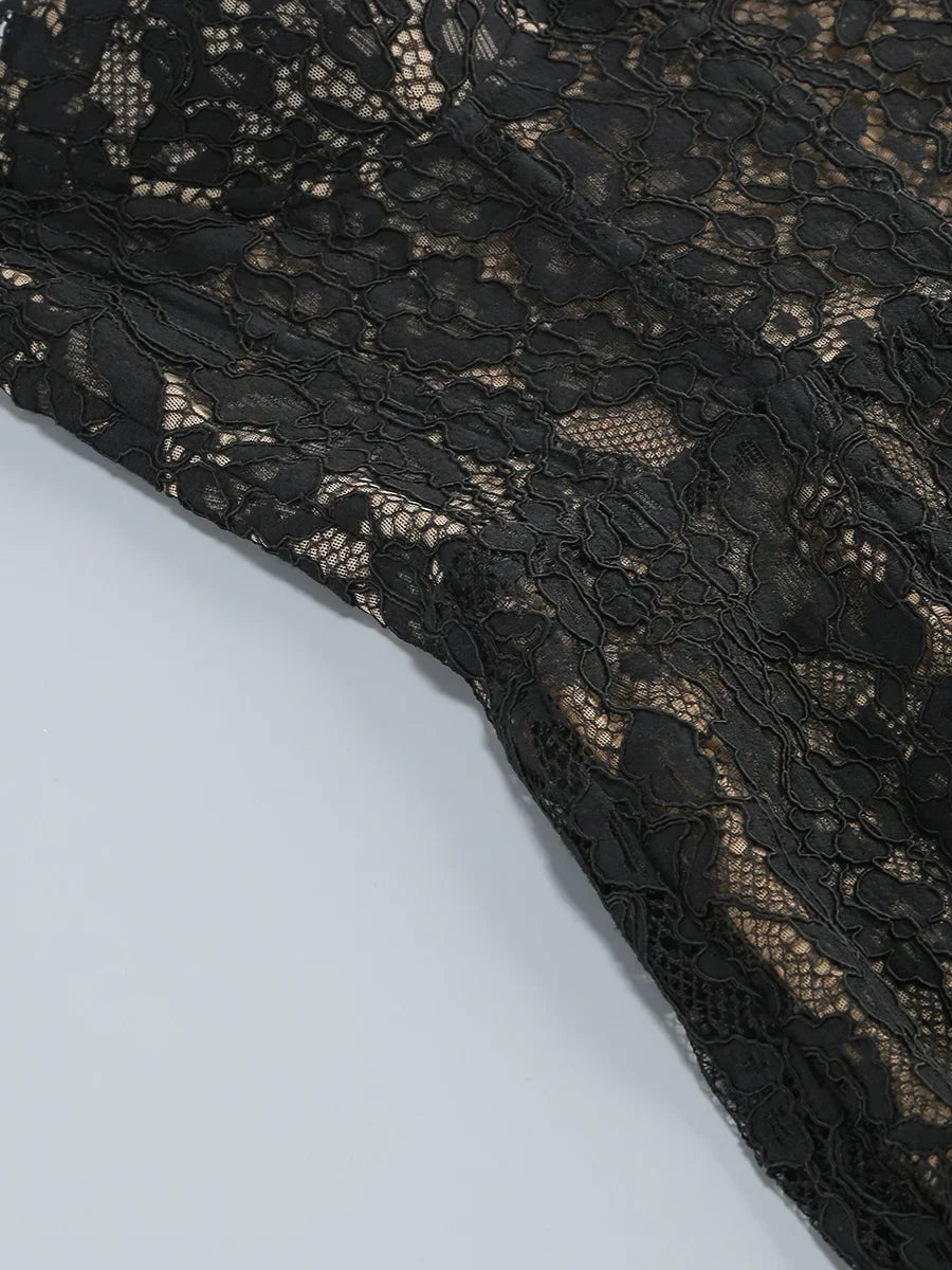 Vestido Longo Escultural com Decote Quadrado e Renda Nobre