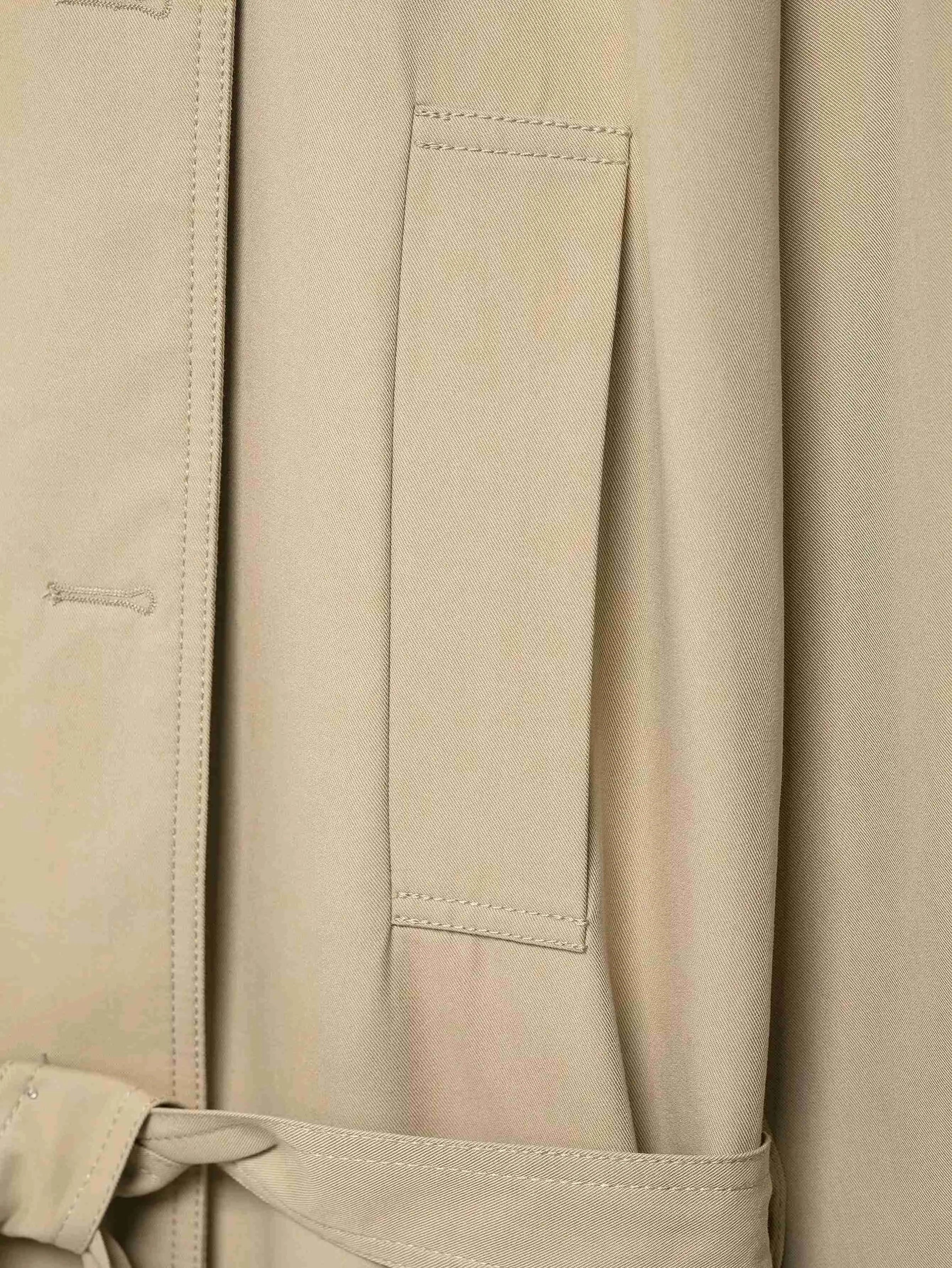 Conjunto Streetwear Elegante: Casaco Estruturado com Cinto e Shorts de Alfaiataria