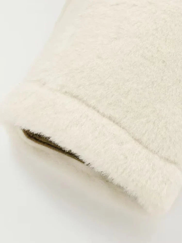 Berenice | Casaco Cropped em Shearling Bege com Fechamento em Toggles