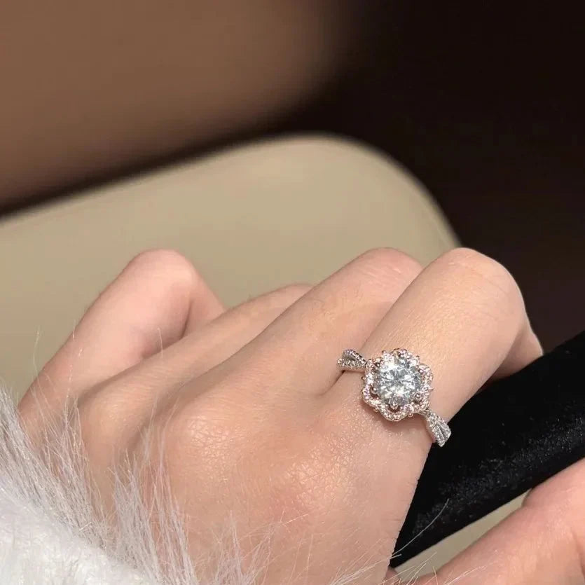 Anel Solitário Moissanite Contorno Rosa Duplo Cravejado