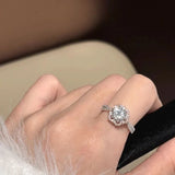 Anel Solitário Moissanite Contorno Rosa Duplo Cravejado