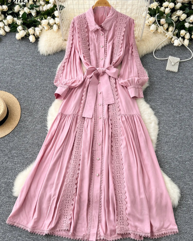 Mariana | Vestido Longo em Renda Patchwork com Botões e Cintura Ajustável