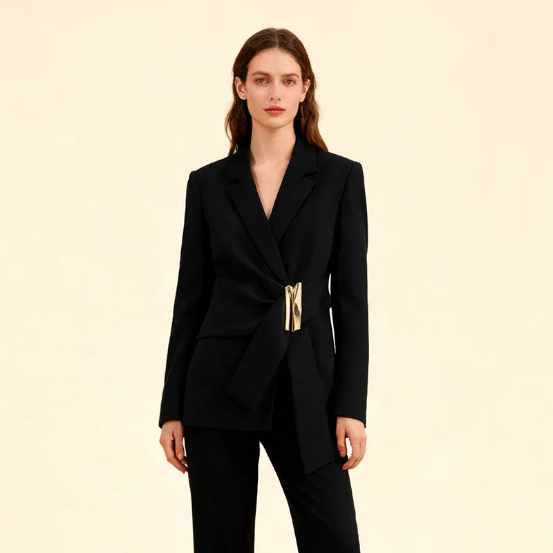 Blazer de Alfaiataria e Detalhe de Fivela Lateral - Modelagem Acinturada e Sofisticada